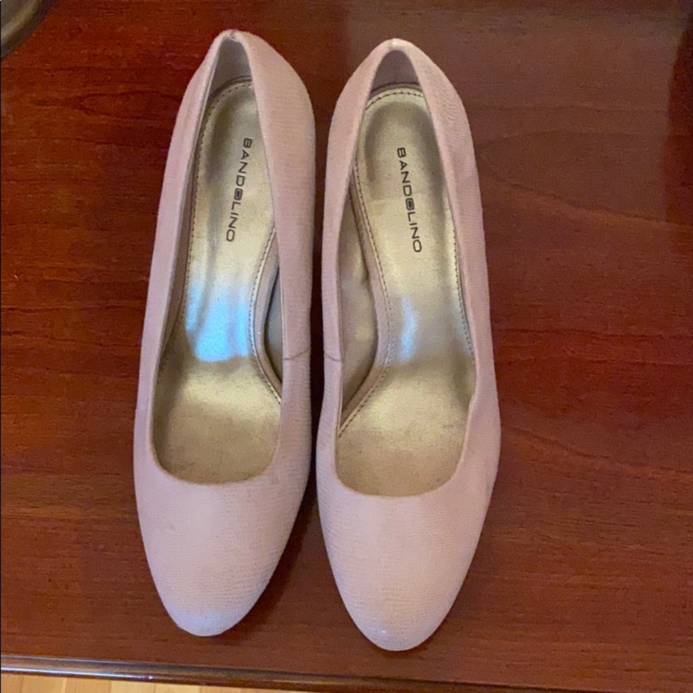 Nude pumps